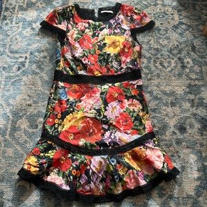 Alice + Olivia size 8 mini dress!! Like new condition!!